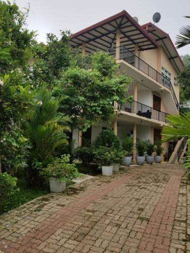 Coral Palm Villa And Apartment