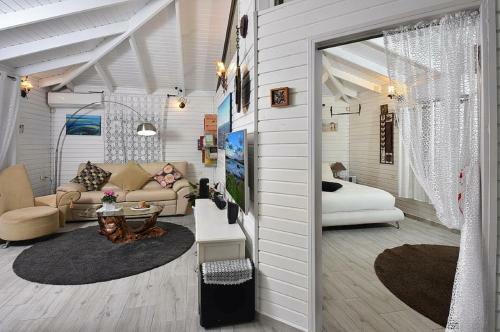 Lodge On The Sea