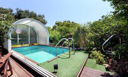 Lodge On The Sea
