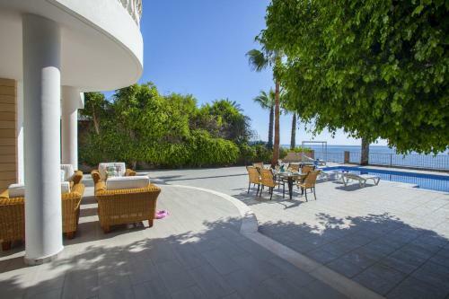 Sunset Meneou Villa