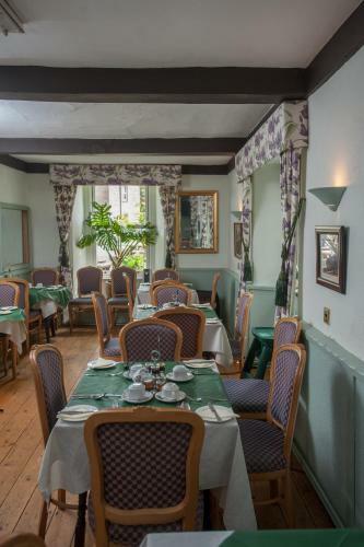 The Racehorses Hotel