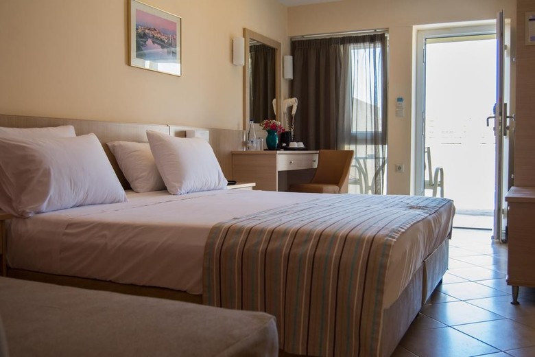 Lavris Hotel & Bungalows