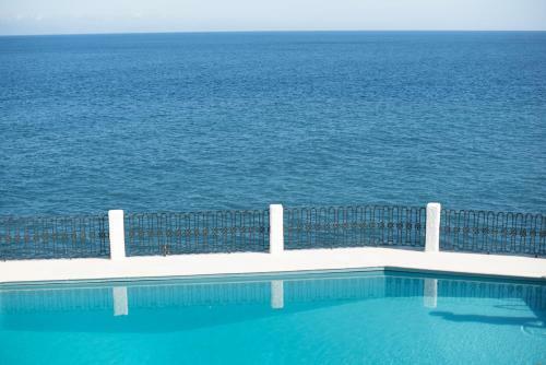 Salt Water Villa - Sea Water Pool - Private Sea Access
