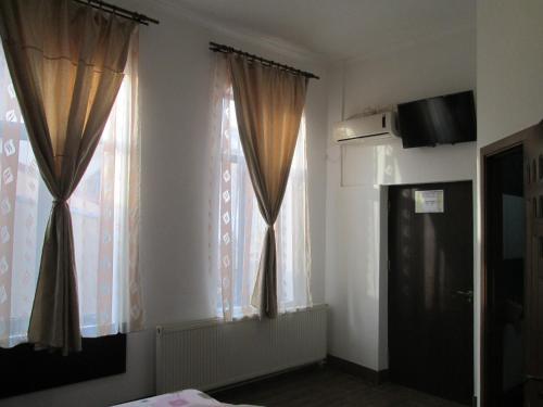 Joe Hostel