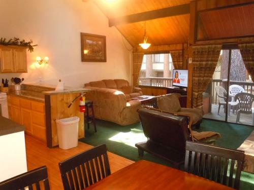 Two-bedroom Plus Den Premier Unit #13 By Escape For All Seasons