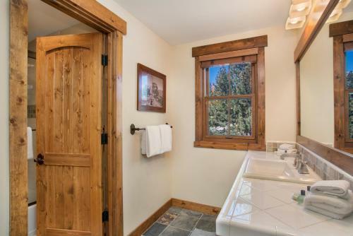 Lodge Mammoth Golf Properties By 101 Great Escapes