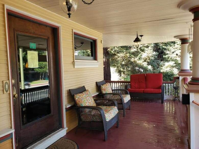 Bed & Breakfast Cabernet House, An Old World Inn
