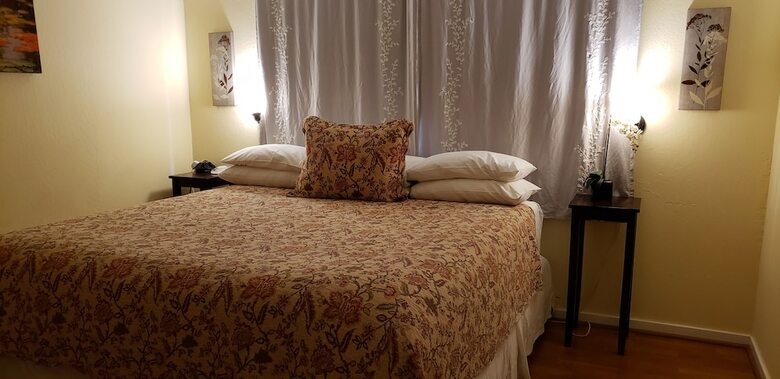Bed & Breakfast Cabernet House, An Old World Inn