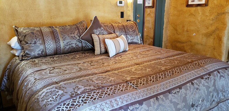 Bed & Breakfast Cabernet House, An Old World Inn
