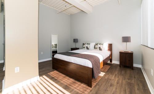 Hollywood Gallery Apartment