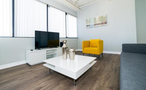 Hollywood Gallery Apartment