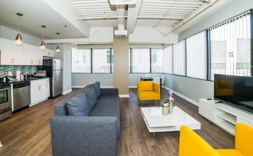 Hollywood Gallery Apartment