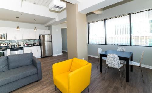 Hollywood Gallery Apartment