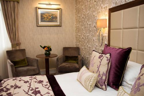 Hotel Lodore Falls