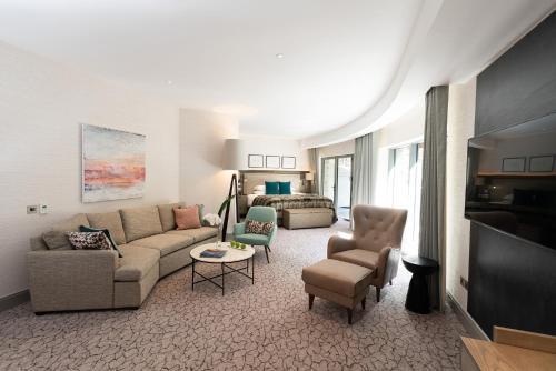 Hotel Lodore Falls