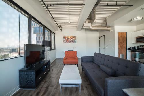 Hollywood Aurora Apartment