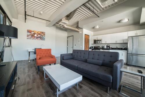 Hollywood Aurora Apartment