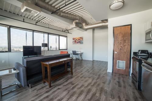 Hollywood Aurora Apartment