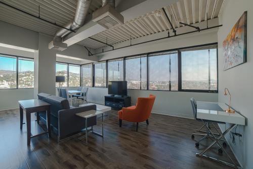 Hollywood Aurora Apartment
