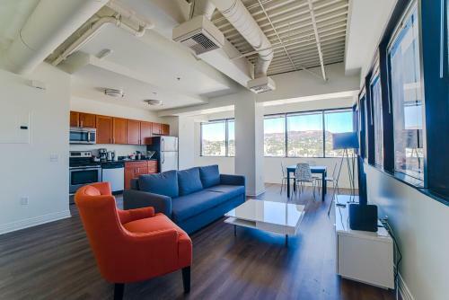Hollywood Arch Apartment