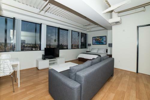 Hollywood Arch Apartment