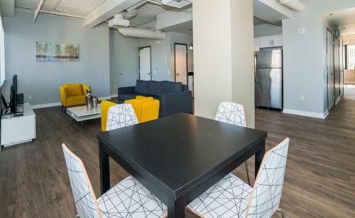 Hollywood Arch Apartment