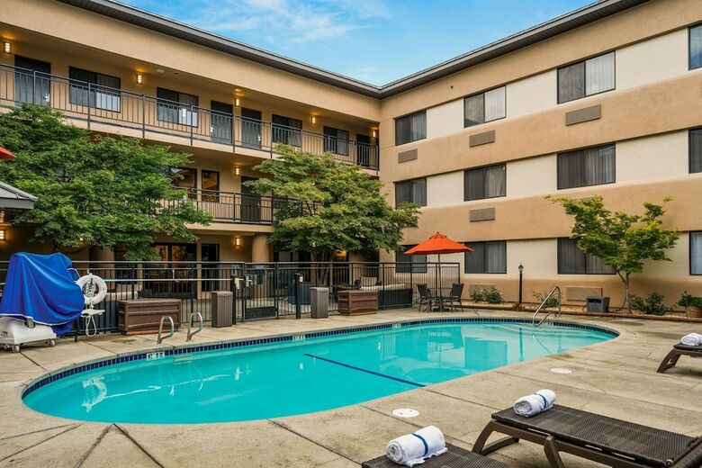 Hotel Oxford Suites Redding