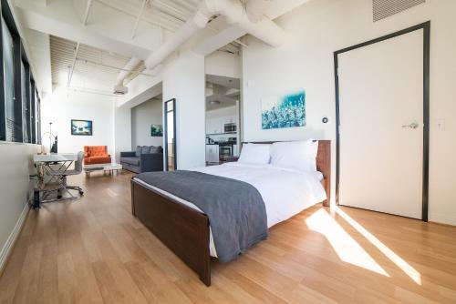 California Silver Apartment