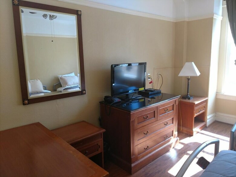 Yale Hotel