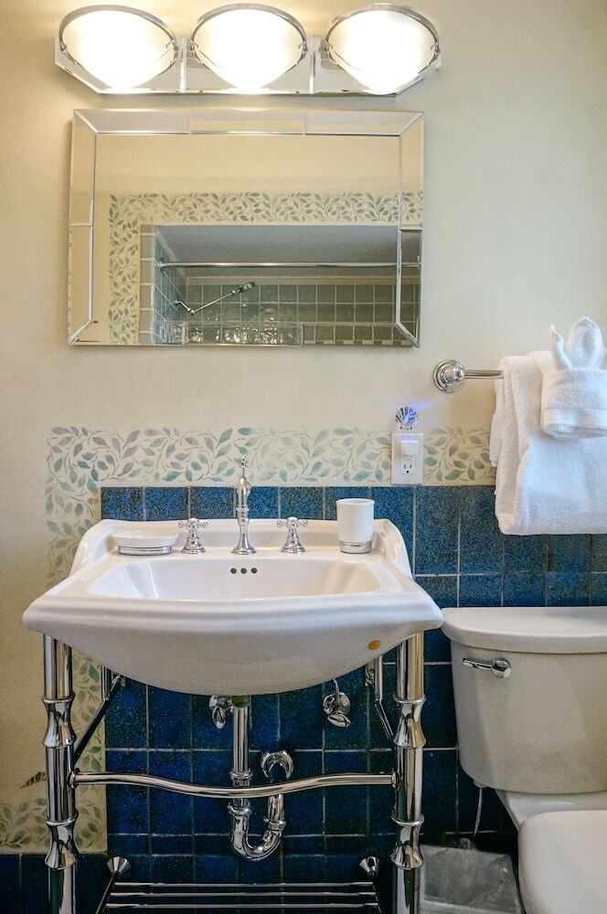 Posada Harbor House Inn