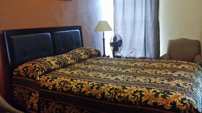 Albergue El Capitan Hotel