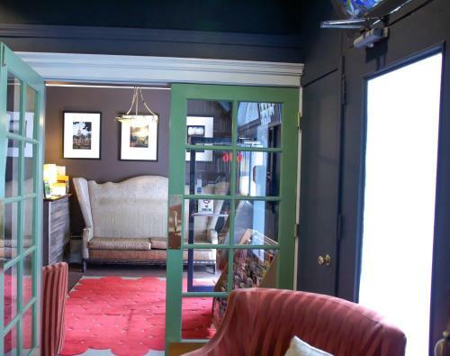 Dakota Hostel And Hotel