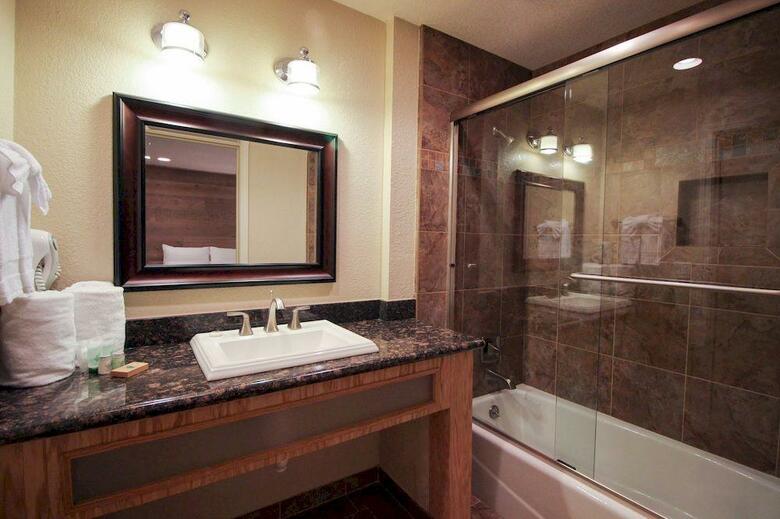 Postmarc Hotel And Spa Suites
