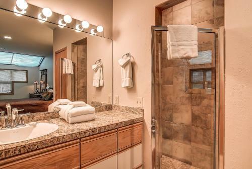 Apartamento Two-bedroom River Glen Condo 105a