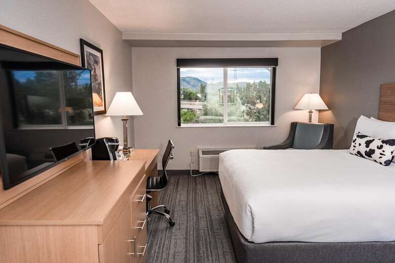 Hotel Days Inn & Suites West/golden