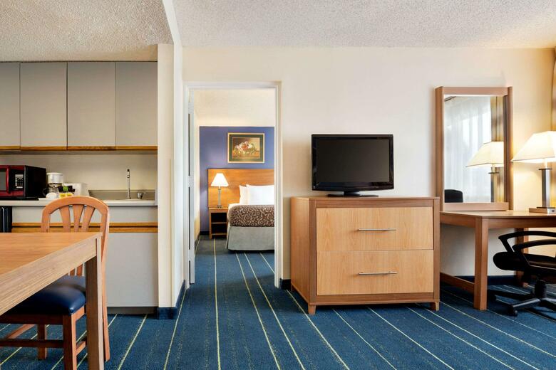 Hotel Days Inn & Suites West/golden