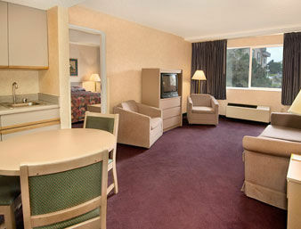 Hotel Days Inn & Suites West/golden