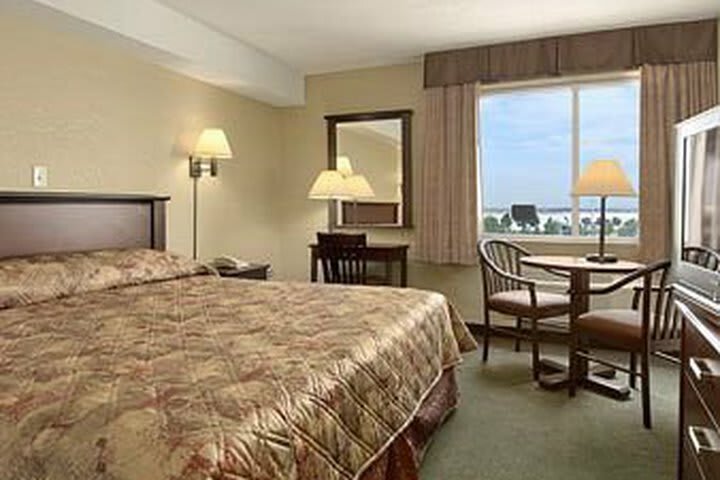 Hotel Super 8 Mississauga