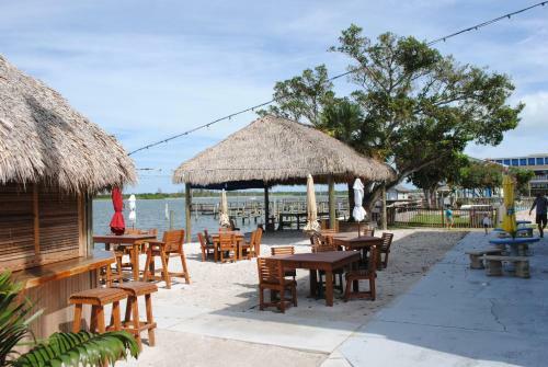 Hotel Dockside Inn & Resort