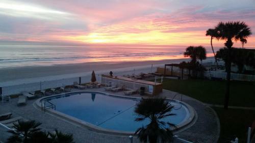 Driftwood Beach Motel