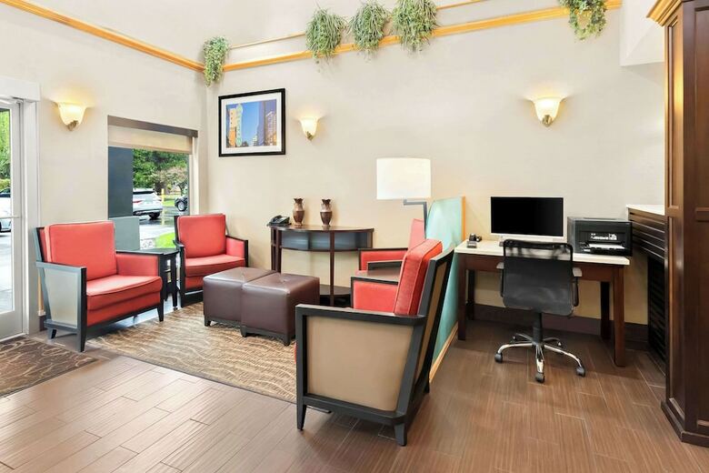 Hotel Comfort Suites Portland Airport
