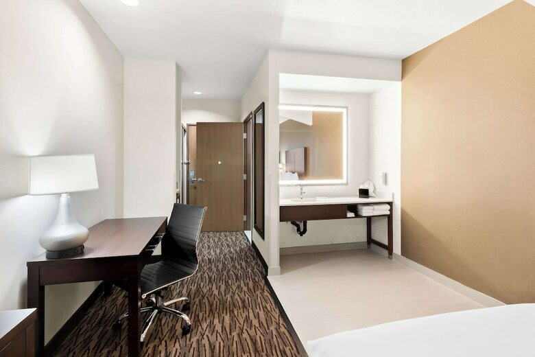 Hotel Comfort Suites Portland Airport