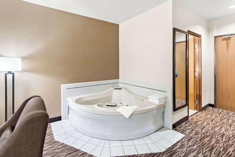 Hotel Comfort Suites Portland Airport