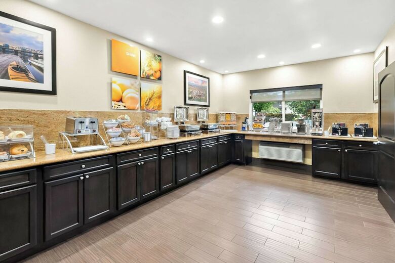 Hotel Comfort Suites Portland Airport