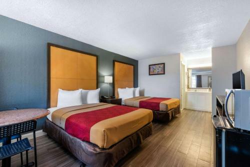 Motel Econo Lodge At Raymond James Stadium