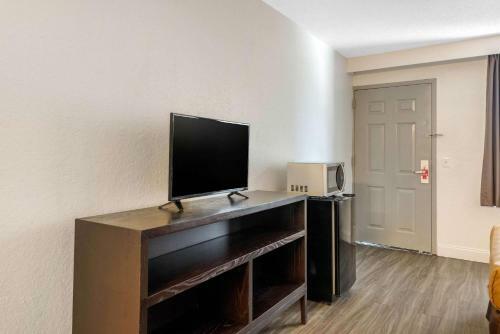 Motel Econo Lodge At Raymond James Stadium