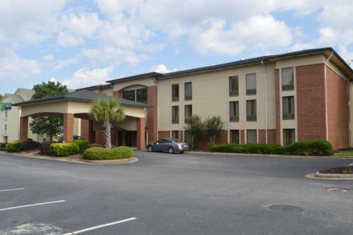 Hotel Comfort Suites At North Point Mall