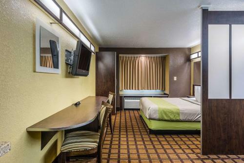 Motel 6 Canton