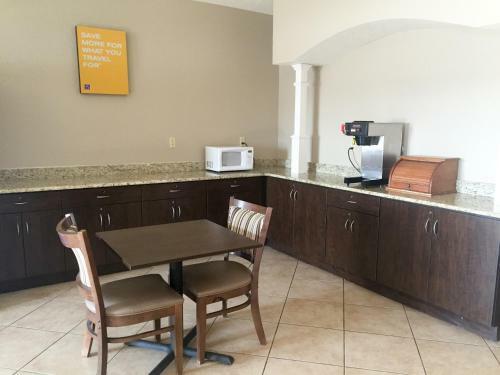 Motel 6 Canton