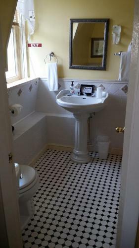 Burbankrose Inn Bed & Breakfast